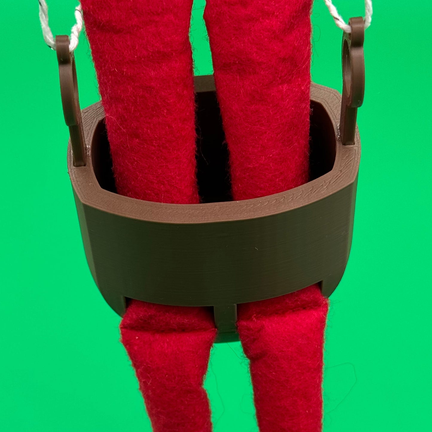 Mini swing seat prop for holiday elf dolls – brown 3D print