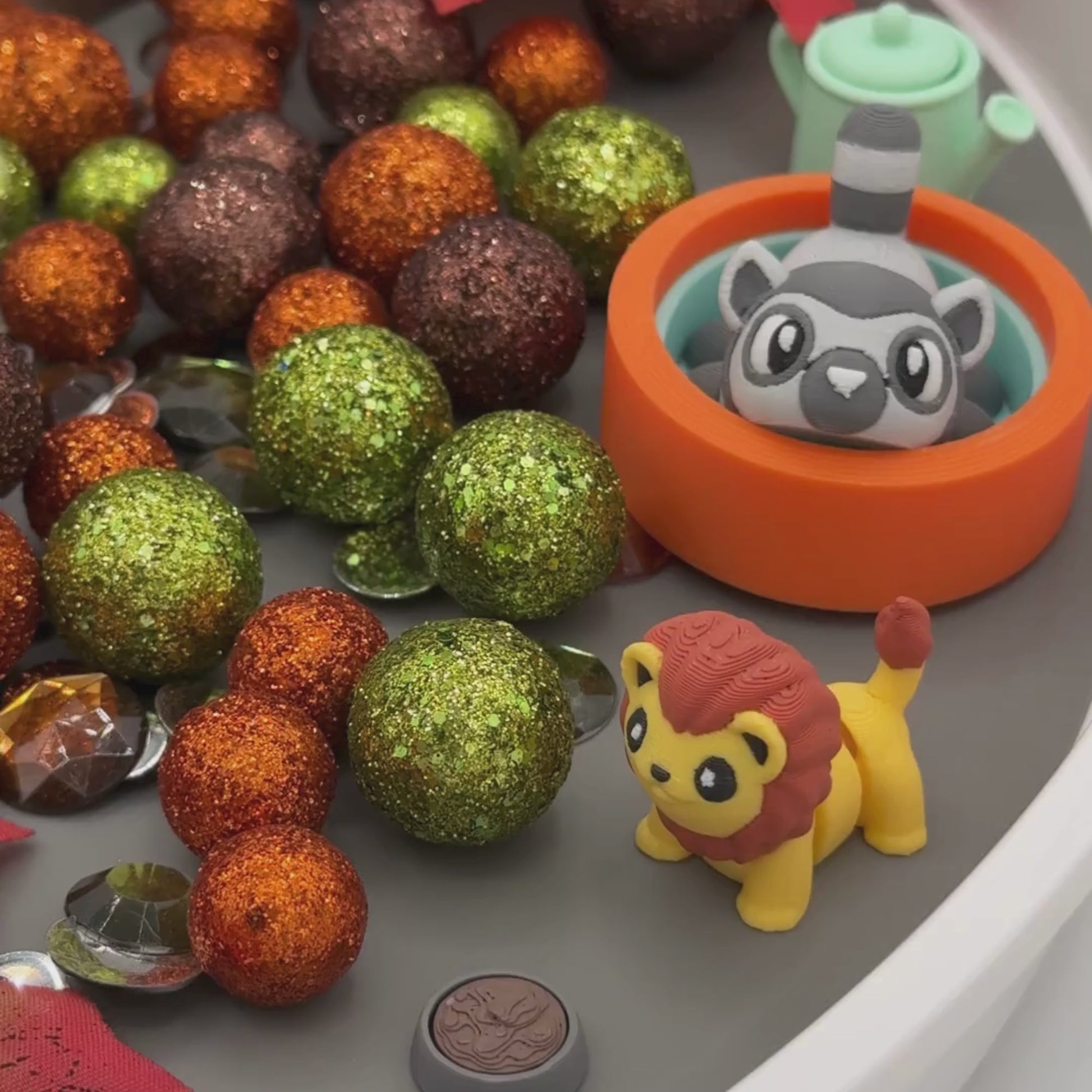 360 rotating view of lemur and woodland miniature set showing all characters and accessories